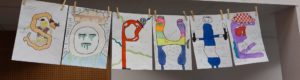 Les lettres créées par les élèves de 3PMET décorant l'amphithéâtre